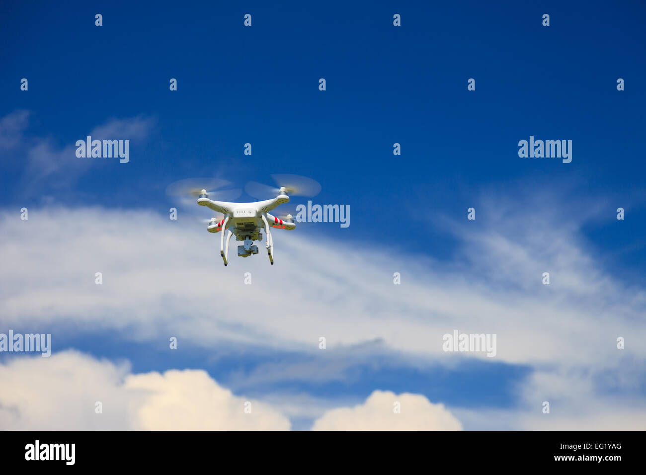 Une vue de dessous d'un drone avec un joint de cardan et de l'appareil photo. Drone, photographie, battant, surveillance Banque D'Images