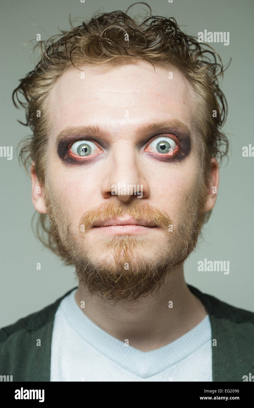 Portrait d'un homme avec des yeux exorbités. Banque D'Images