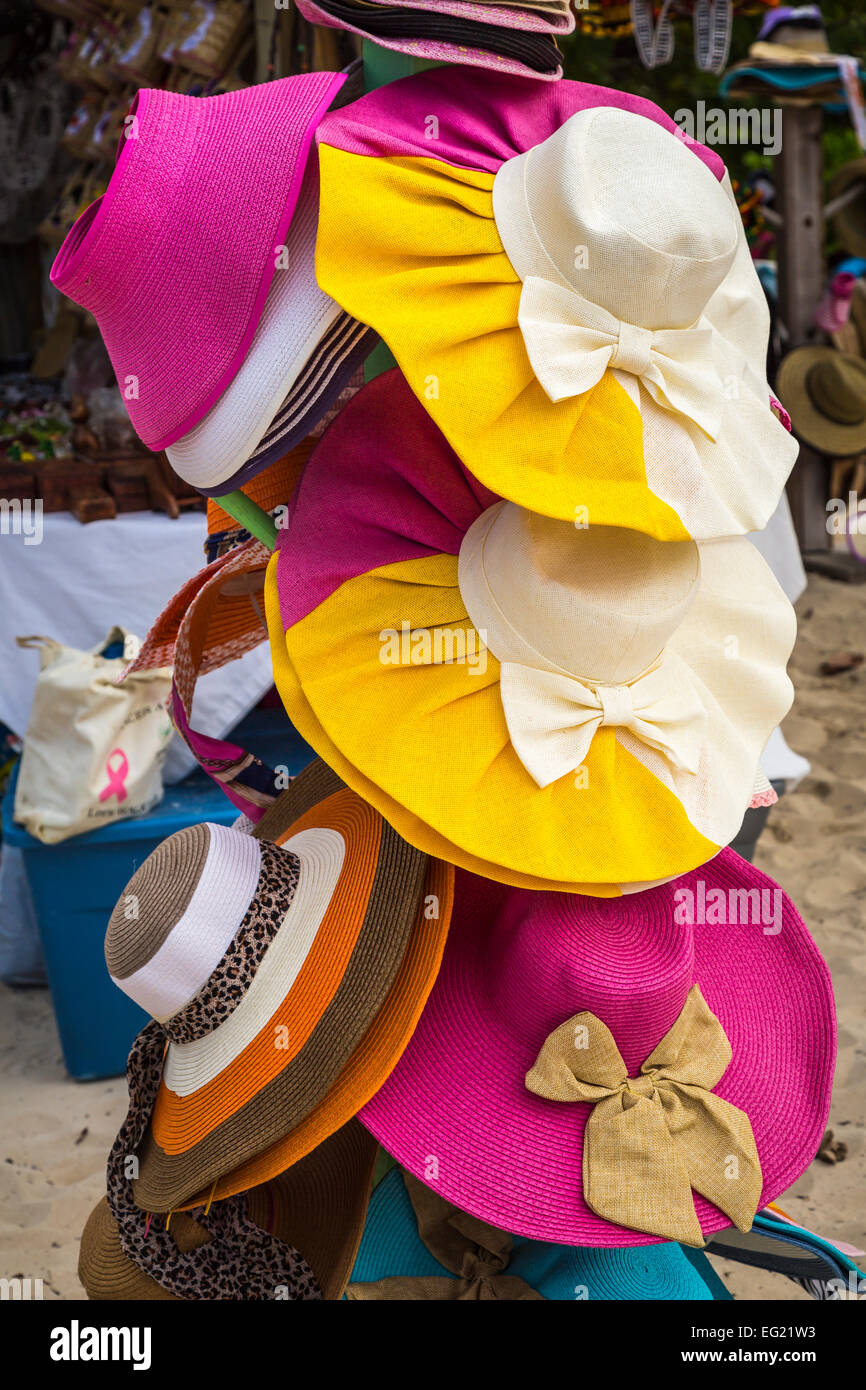 Un souvenir hat store sur Princess Cays Island, Bahamas, Caraïbes. Banque D'Images