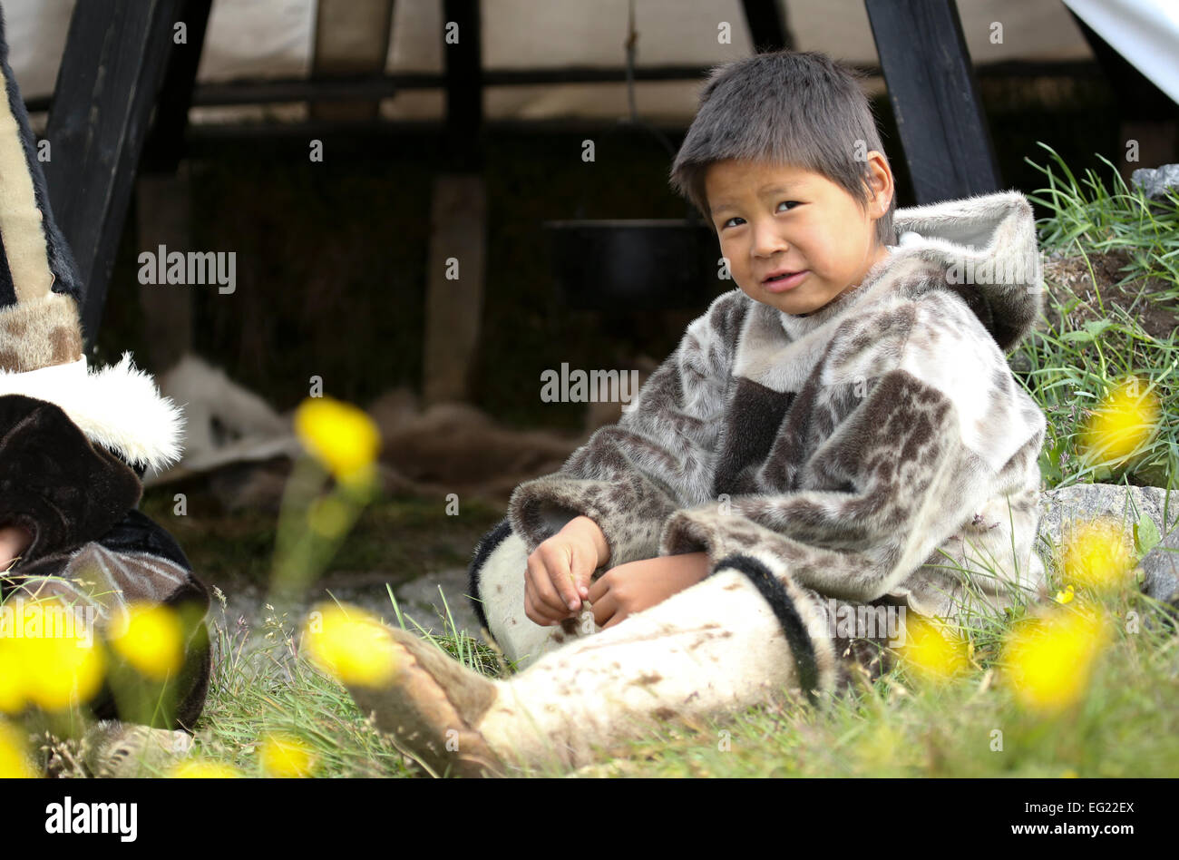 Le Groenland, Nanortalik, jeune garçon en costume traditionnel des Inuits de la fourrure. Banque D'Images