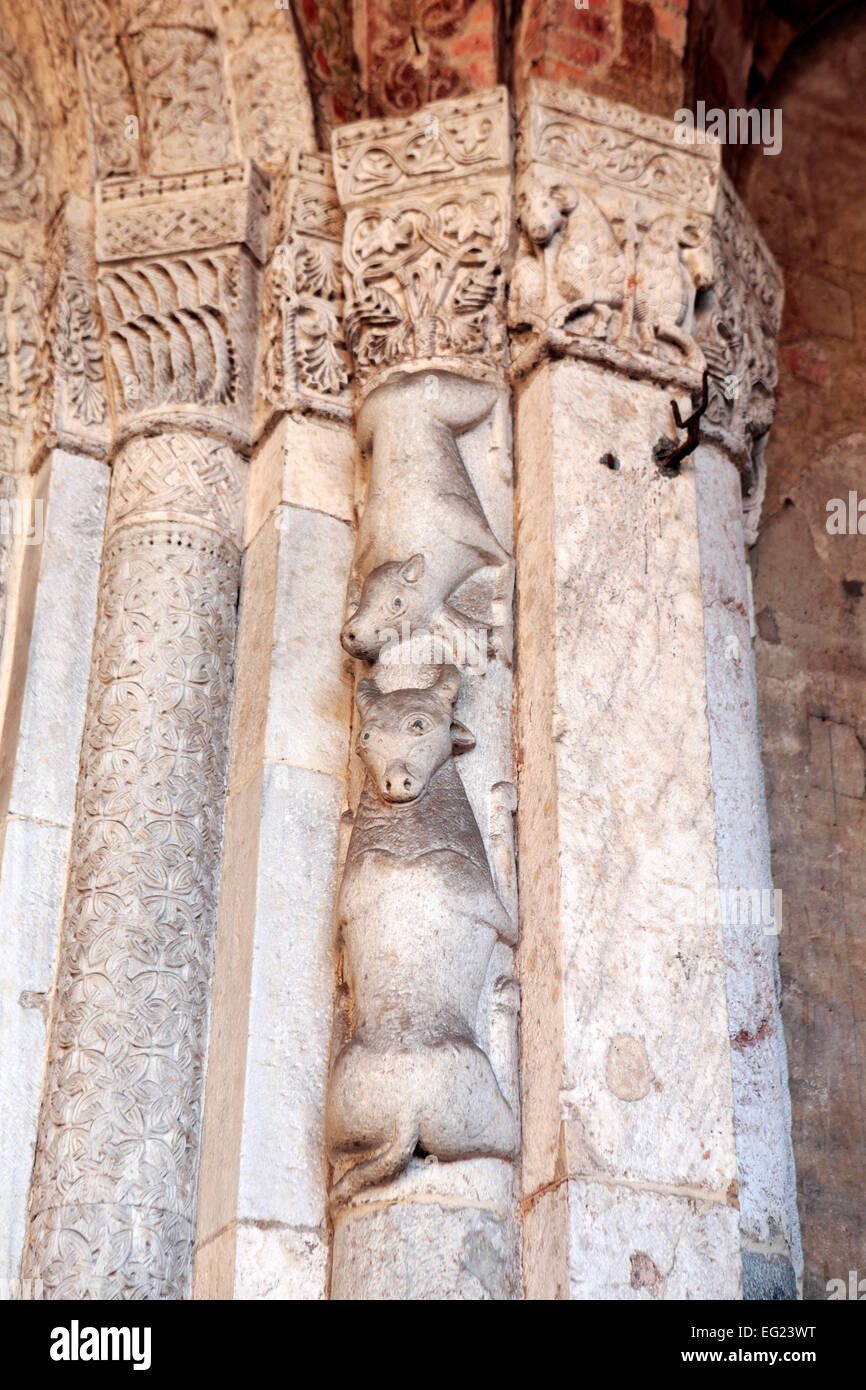 Sculptures en marbre du portail de la Basilique Sant'Ambrogio (12ème siècle), Milan, Lombardie, Italie Banque D'Images