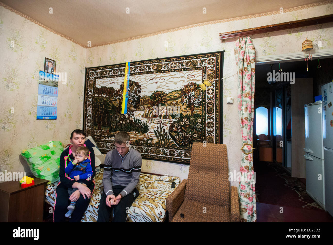 Ruslan Blyzniuk, ATO soldat, a été rejetée en 28 de juillet après qu'il a été blessé en quatre endroits à sa jambe droite pendant l'attaque au mortier dans la région de Donetsk. Après l'échec du traitement à l'hôpital militaire régional, il est de retour à sa maison à Radomyshl. Il a besoin d'une chirurgie des nerfs, qui ne sont pas disponibles pour effectuer dans les cliniques de l'Ukraine. Mais pour Rouslan, ainsi que pour des dizaines d'autres blessés soldats ukrainiens, cette chirurgie est trop cher, en ce moment, son salaire est de 1800 USD par mois, ce qui correspond à 111 dollars US. Kiev, Ukraine, le 31 janvier 2015 Banque D'Images