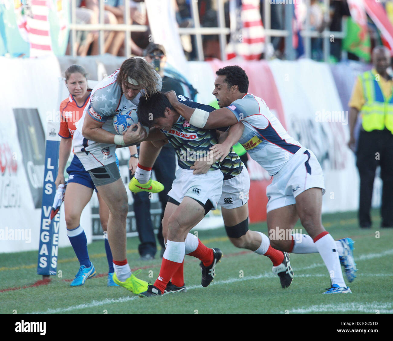 14 février 2015 - Las Vegas, Nevada, United States - Kazuki du Japon Hano abordé par les Eagles Garrett Bender et Nick Edwards au cours de l'USA Rugby Sevens tournament à Sam Boyd Stadium le 13 février 2015 à Las Vegas, Nevada (crédit Image : © Marcel Thomas/Zuma sur le fil) Banque D'Images