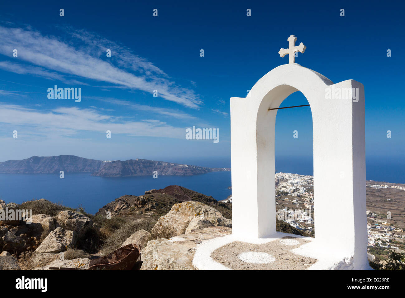 Croix sur le bord du cratère, Santorini, Cyclades, Grèce Banque D'Images