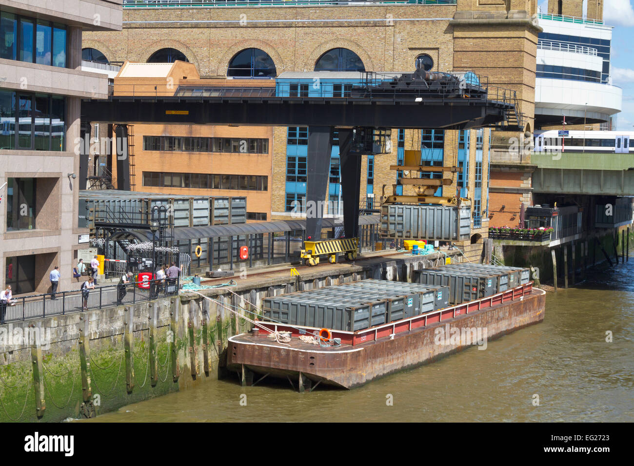 Walbrook Wharf les contenants de déchets d'être chargés à bord d'une barge, City of London Banque D'Images