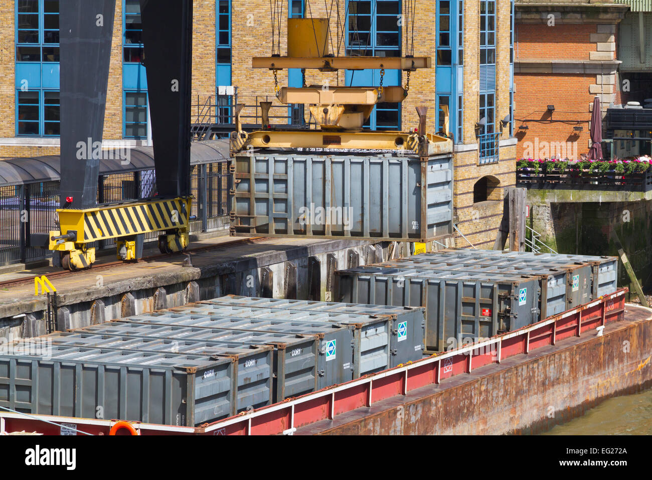 Walbrook Wharf les contenants de déchets d'être chargés à bord d'une barge, City of London Banque D'Images