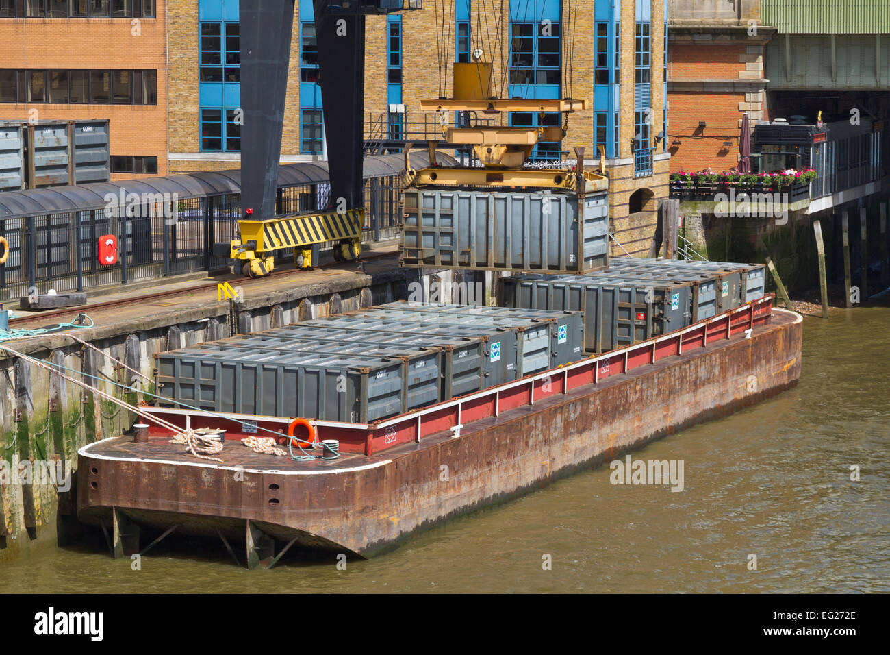 Walbrook Wharf les contenants de déchets d'être chargés à bord d'une barge, City of London Banque D'Images