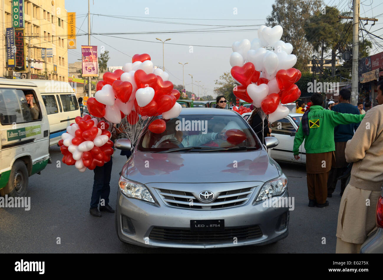 Lahore. Feb 14, 2015. Ballons en forme de cœur sont liés à une voiture le jour de la Saint-Valentin dans l'est du Pakistan, Lahore, 14 février 2015. © Jamil Ahmed/Xinhua/Alamy Live News Banque D'Images