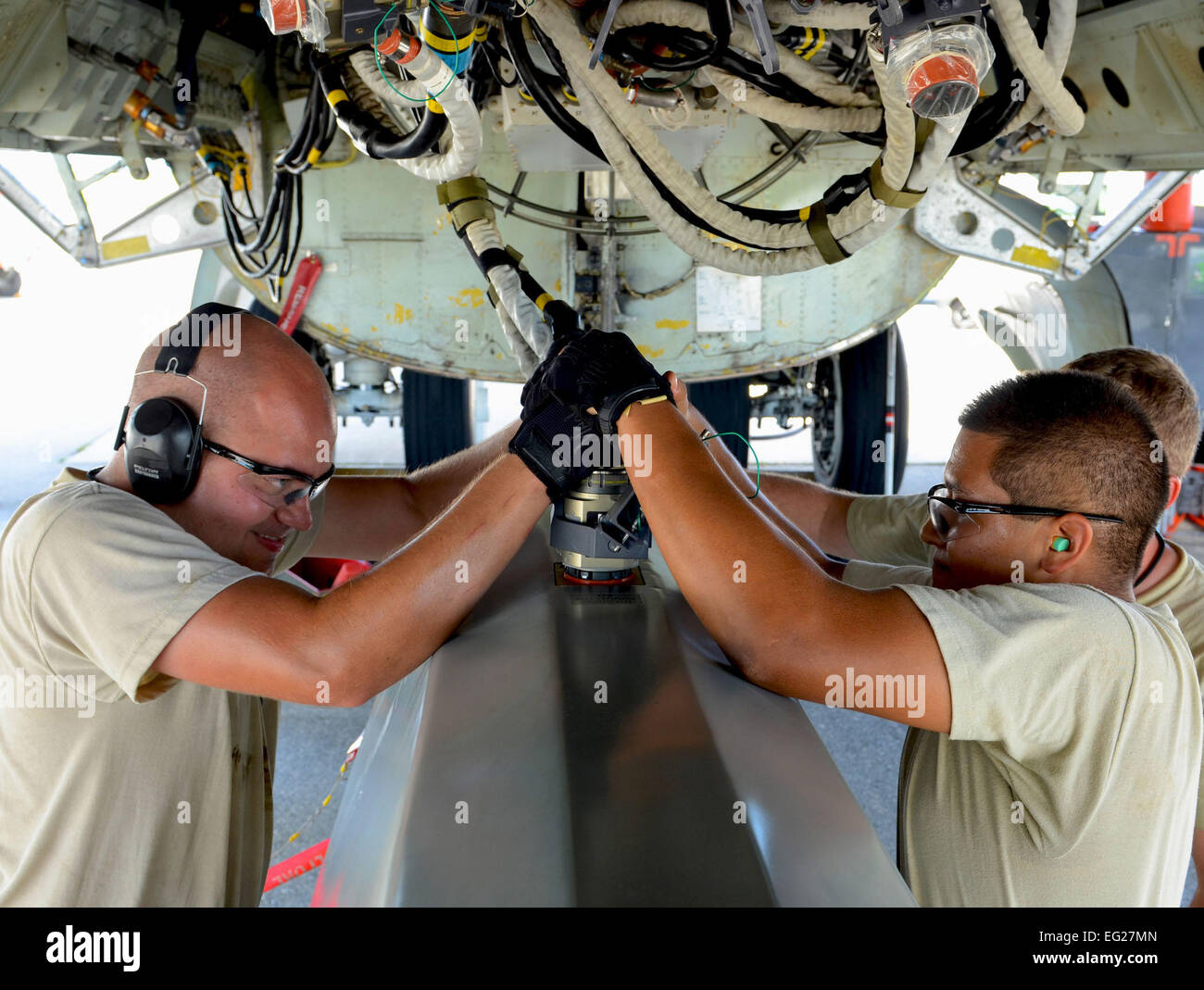 ANDERSEN AIR FORCE BASE, Guam - Haut Airman Daniel, Babis gauche, et d'un membre de la 1re classe Anthony Rodriguez installer un connecteur ombilical dans un AGM-86B Formation du missile de croisière à lanceur aérien classiques lors d'un B-52 Stratofortress charger une démonstration à Andersen Air Force Base, Guam, Octobre 17, 2012. Les aviateurs déployés à partir de la 96e Unité de maintenance d'aéronefs expéditionnaire, Base aérienne de Barksdale, en Louisiane aviateur Senior Benjamin Wiseman Banque D'Images