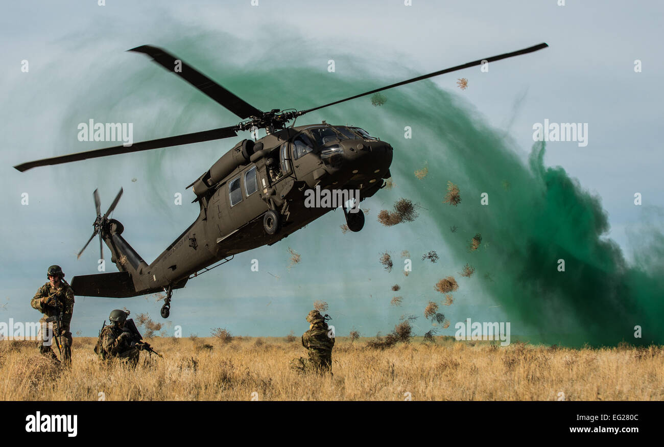Un UH-60 Black Hawk énonce lors d'un événement de formation capstone 6 novembre 2014, au ruisseau marin complexe gamme, Idaho. Les membres de la 366e Escadre de chasse aux côtés de train de l'armée américaine et Marine Corps affiliés d'exécuter des scénarios de fonctionnement réalistes, ce qui leur permettra d'opérer dans un environnement tactique. Le s.. Roy Lynch Banque D'Images