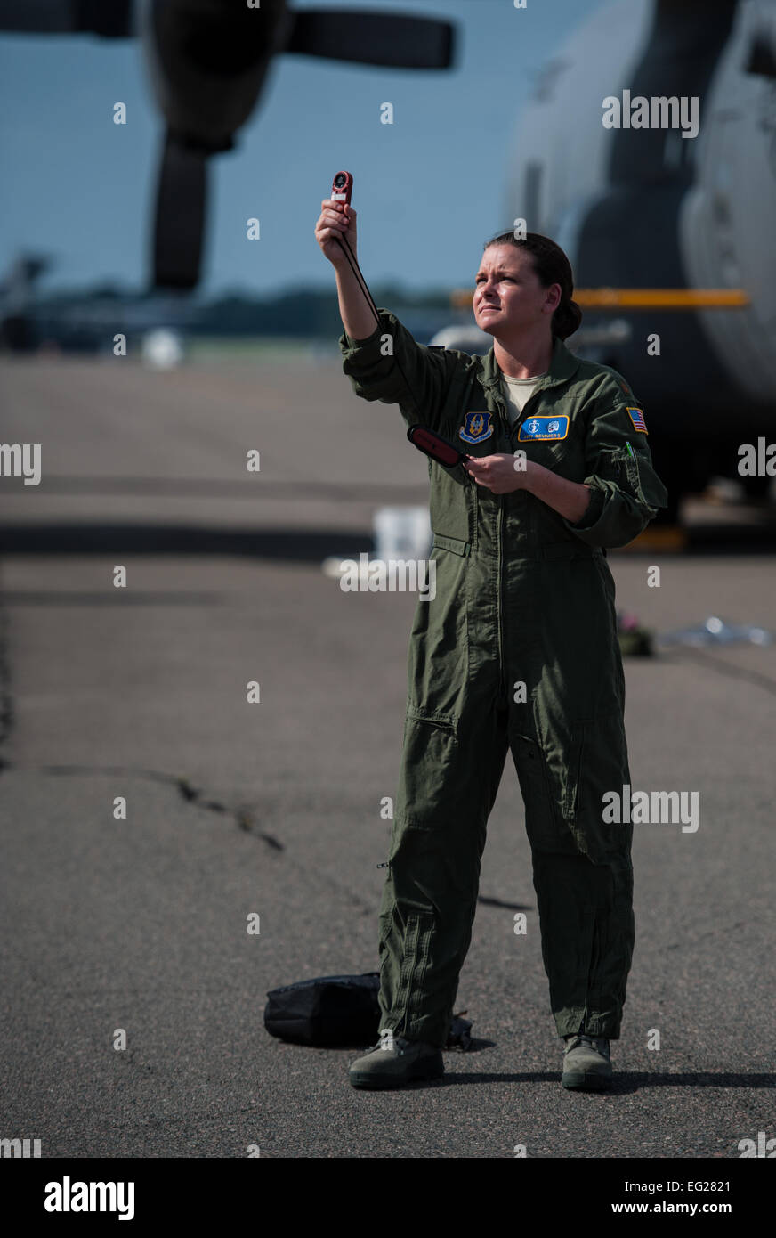 Le major Jen Remmers du 910th Airlift Wing à Youngstown (Ohio) Gare de la Réserve aérienne, contrôle la vitesse du vent le 25 juin 2014, at Joint Base Charleston, S.C. Le C-130 Hercules et l'équipage pulvérisé pour les moustiques sur Joint Base Charleston et sont la seule unité de ce genre dans l'Armée de l'air. Clayton Cupit Navigant de première classe Banque D'Images