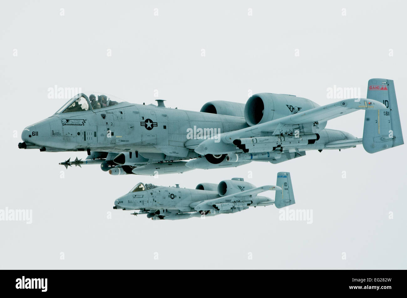 Premier lieutenant Micha Stoddard, voler l'avion de tête, et son ailier, le Capitaine Casey Peasley, voler leur A-10 Thunderbolt II dans une formation en échelon, le 26 mars 2014, en route à partir de la Base aérienne de Barksdale, en Louisiane, à leur base dans la région de Boise, Idaho. Les équipages ont effectué un ravitaillement en vol avec un KC-135 de la Garde nationale de l'Utah Stratotanker après l'exercice de combat air Drapeau vert à l'Est. Stoddard et Peasley sont affectés à la 190e Escadron de chasse. Le sergent-chef. Becky Vanshur Banque D'Images