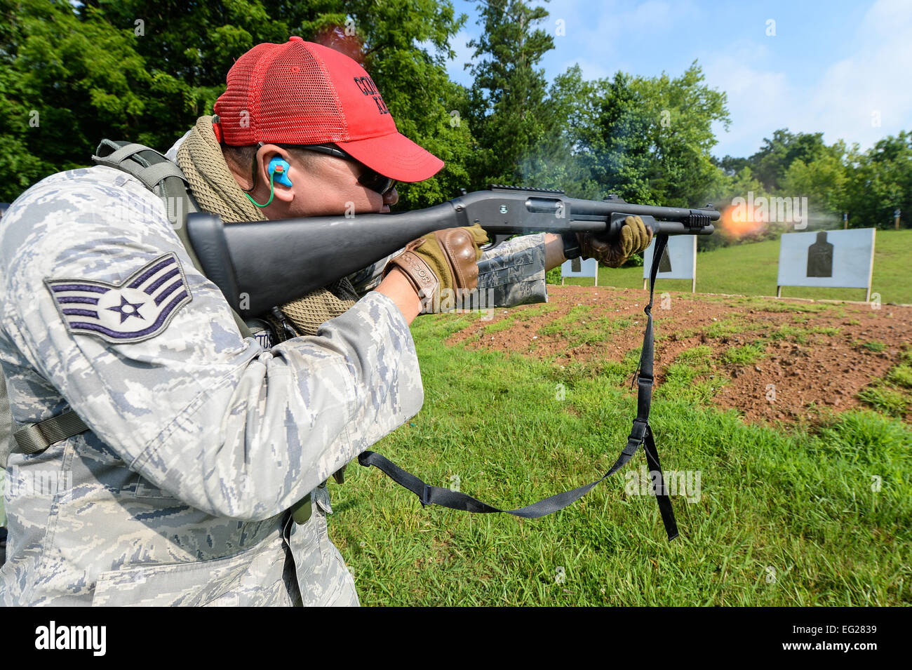 Le s.. Spletstoser Hai tire un fusil lors de l'entraînement le 25 juin 2014, à l'Catoosa Site de formation, Tunnel Hill, Ga. La Géorgie Air National Guard's 116e Escadron des Forces de sécurité est le bras de sécurité de la 116e Escadre de contrôle de l'air, Base aérienne Robins, Ga est un Spletstoser 116FS instructeur des armes de combat. Le sergent-chef. Roger Parsons Banque D'Images