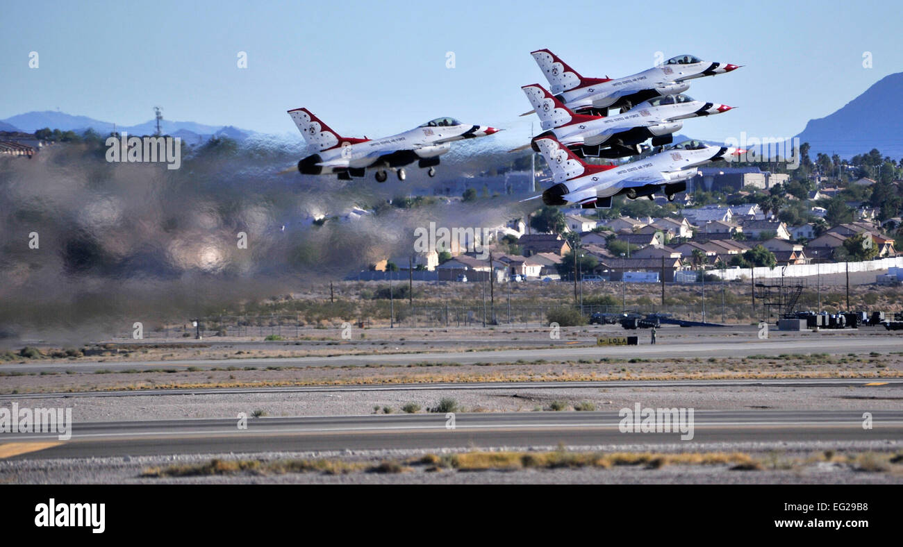 L'US Air Force Thunderbirds de l'équipe de démonstration aérienne décolle pour leur performance 8 novembre 2014, au cours d'une journée portes ouvertes à la base aérienne de Nellis, Nevada, les deux jours de portes ouvertes les représentations à partir des aéronefs comme le P-51 Mustang et les avions modernes tels que le F-22 Raptor. Navigant de première classe Christian Clausen Banque D'Images