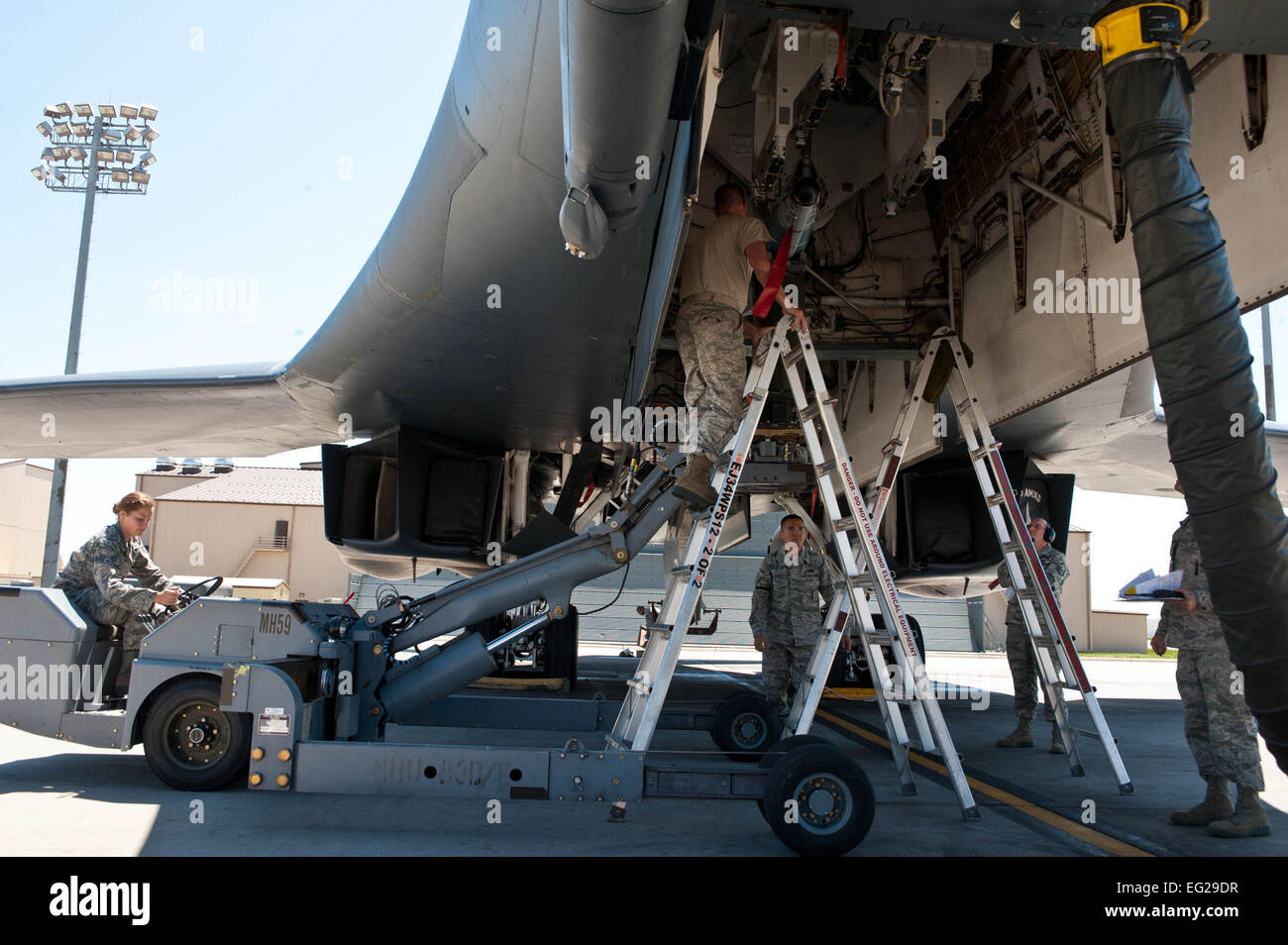 Équipe de chargement d'armes aviateurs, affecté à la 28e Escadron de maintenance des aéronefs, de la charge laser GBU-54 Joint Direct Attack Munition dans un U.S. Air Force B-1 Lancer avion pendant l'exercice Combat Hammer de Ellsworth Air Force Base, S.D., 12 mai 2012. Le LJDAM 500 livres est un double mode, arme guidée équipé d'un laser, ce qui aide à la capacité d'engager les sources fixes et mobiles sur le terrain. Navigant de première classe Zachary Hada Banque D'Images