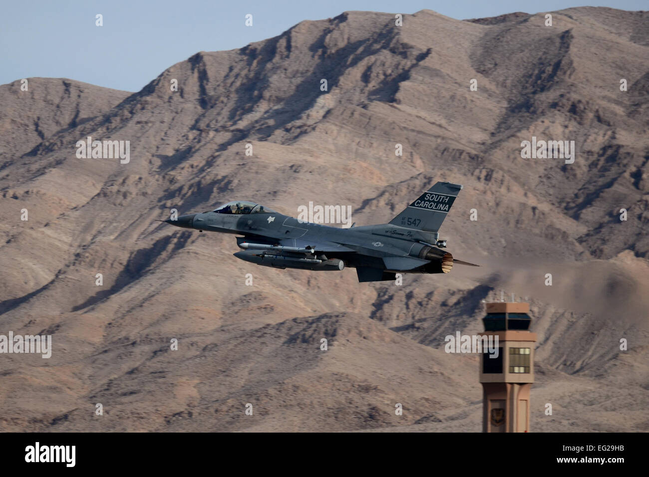 Le pilote lance un F-16 Fighting Falcon pour une mission de formation en Flag-West Vert 4 novembre 2013, à Nellis Air Force Base, Nevada Green Flag-West conjointe fournit un appui aérien rapproché la formation pour la préparation des forces canadiennes à l'appui des opérations de combat. Le pilote est à partir de la 157e Escadron de chasse à la base de la Garde nationale mixte Guess, Caroline du Sud Air National Guard. Tech. Le Sgt. Caycee Watson Banque D'Images