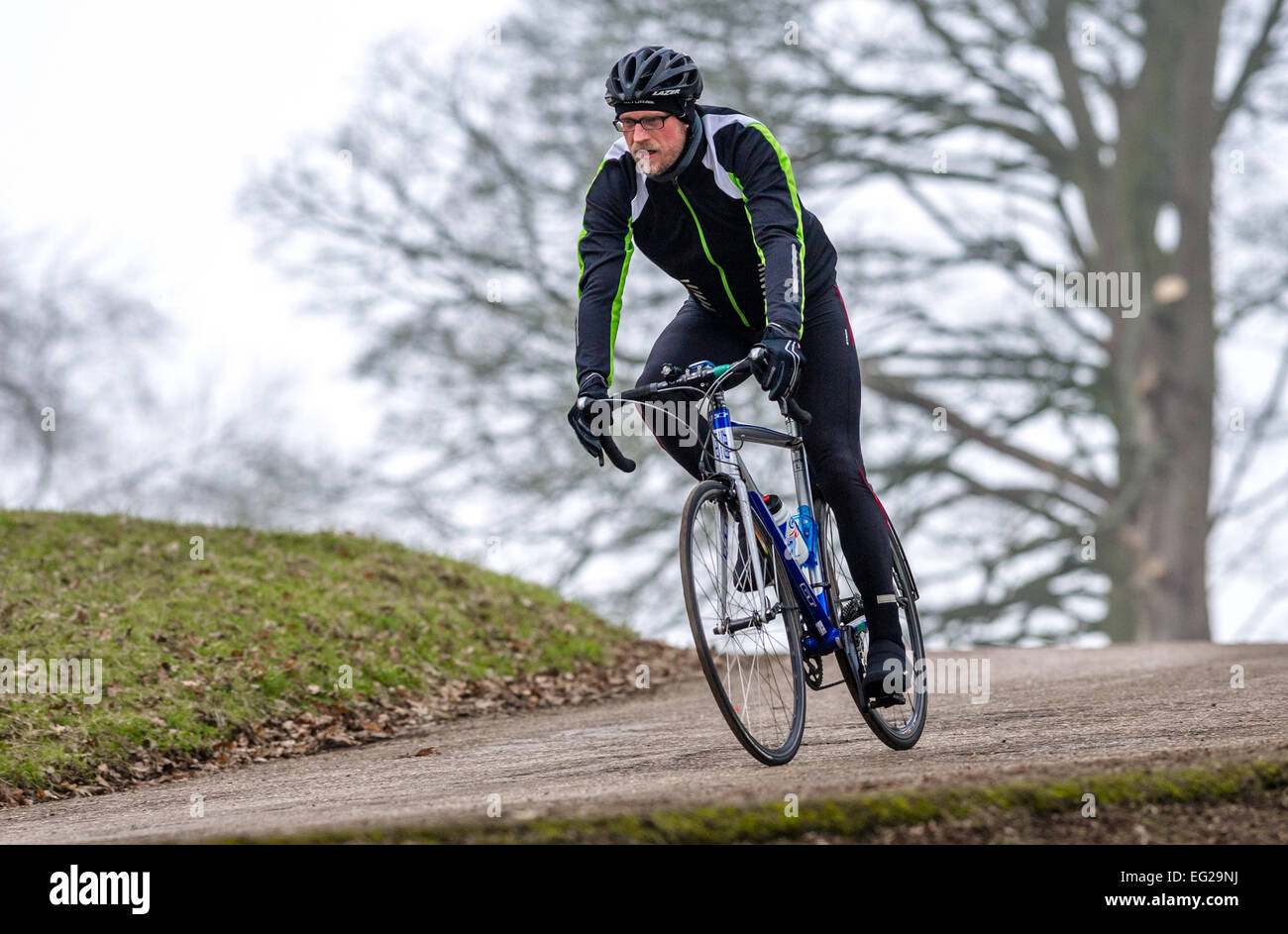 Vélo Cycliste mâle en bas de la colline par un pays-parc. Banque D'Images