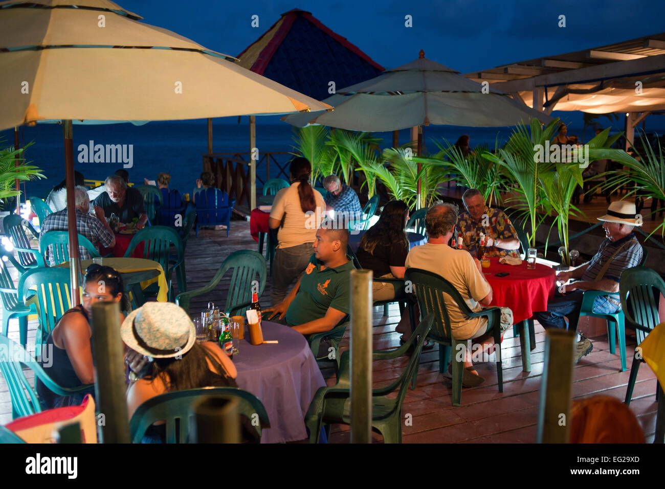 Panama, Bocas del Toro, Province de l'île l'Île de Colon (Colon), rue principale. Bocas del Toro, Panama par nuit. Restaurants et hôtel Banque D'Images