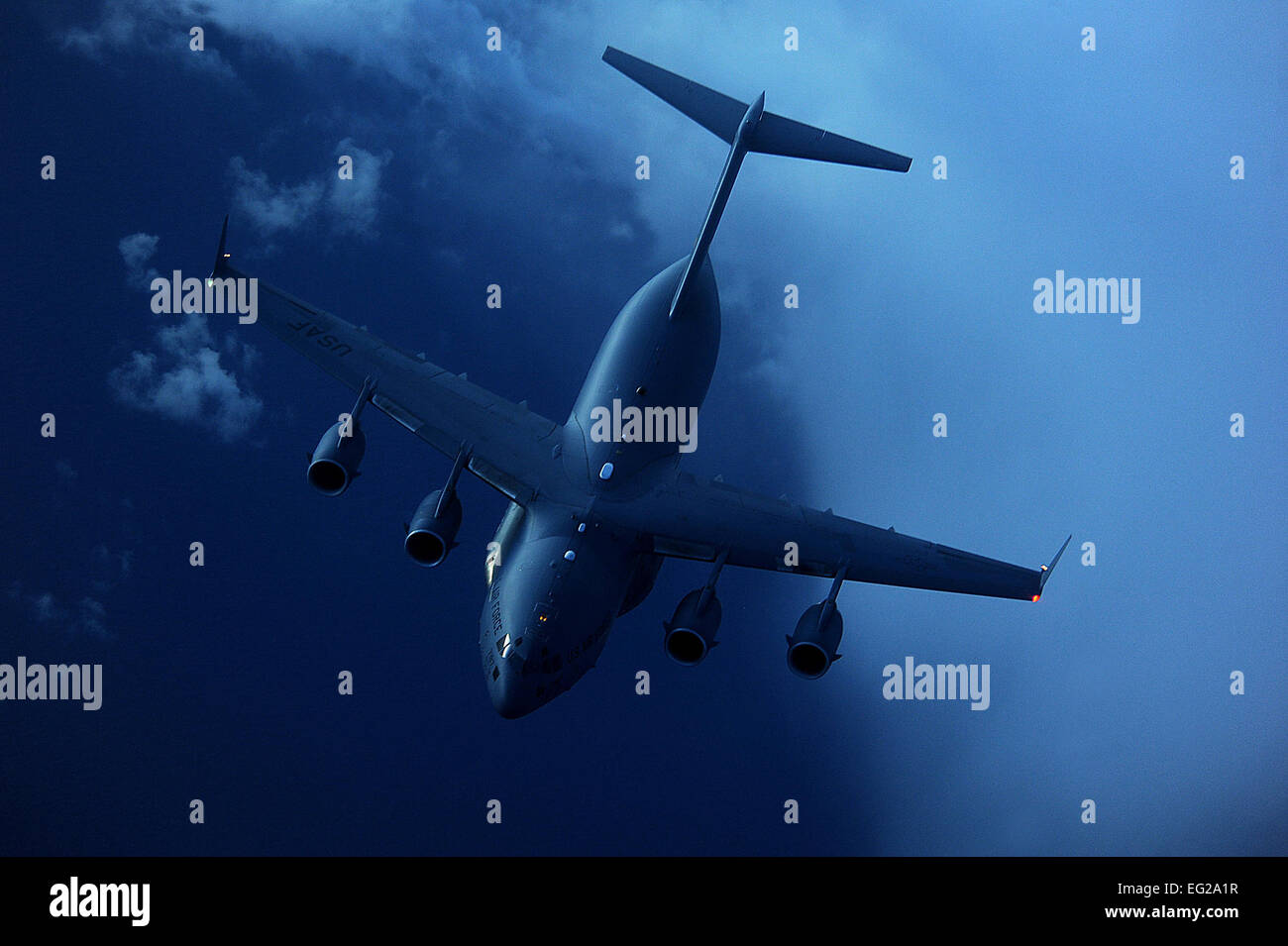 Un C-17 Globemaster III avec le 15e Escadron de transport aérien, s'éloigne de derrière un KC-135 Stratotanker avec le 756e Escadron de ravitaillement en vol, au cours de l'effort global des aigles, après reçoit du carburant au large de la côte est de la Floride le 12 juillet 2012. Le C-17 est utilisé pour le transport aérien stratégique rapide de troupes et de fret à bases principales ou les bases d'opérations avancées à travers le monde. Il peut également effectuer le transport aérien tactique, l'évacuation médicale et airdrop missions. par Master Sgt. Jeremy Lock Banque D'Images