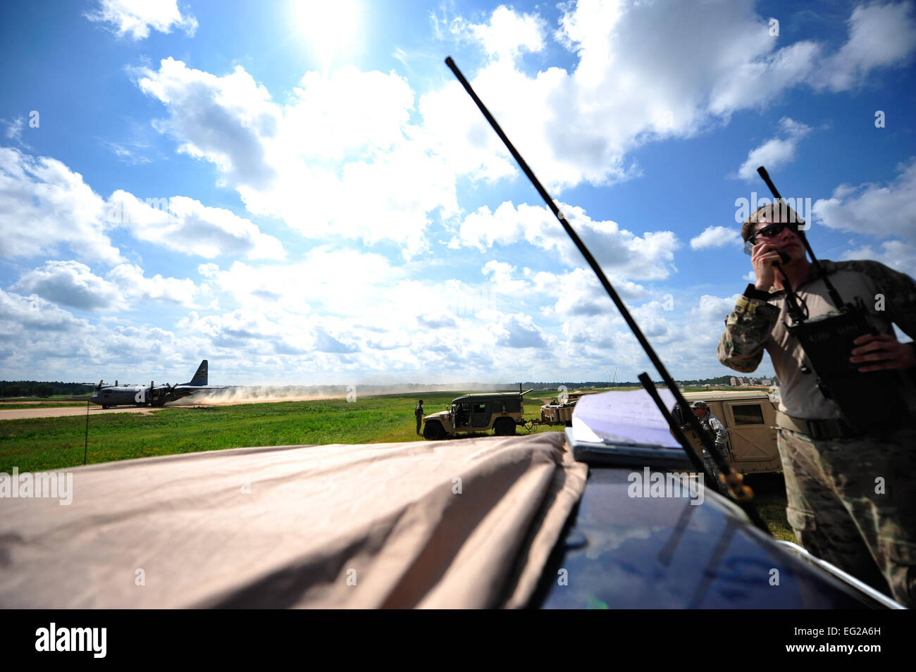 Chase Senior Airman Litvan, un combat de l'Armée de l'air de la 21e contrôleur Special Tactics Squadron à Fort Bragg, N.C., mène des opérations de contrôle de la circulation aérienne sur le bord de la zone d'atterrissage Geronimo à Fort Polk, en Louisiane, au cours de la rotation Joint Readiness Training Centre 13-09, 20 août 2013. Les contrôleurs de combat sont certifiés Federal Aviation Administration de la circulation aérienne qui se déploient sur le combat et les environnements hostiles d'établir des zones d'agression ou d'aviation. Ils ont également mener simultanément le contrôle de la circulation aérienne, l'appui feu, de commandement et de contrôle, l'action directe, la lutte contre le terrorisme, je étrangers Banque D'Images