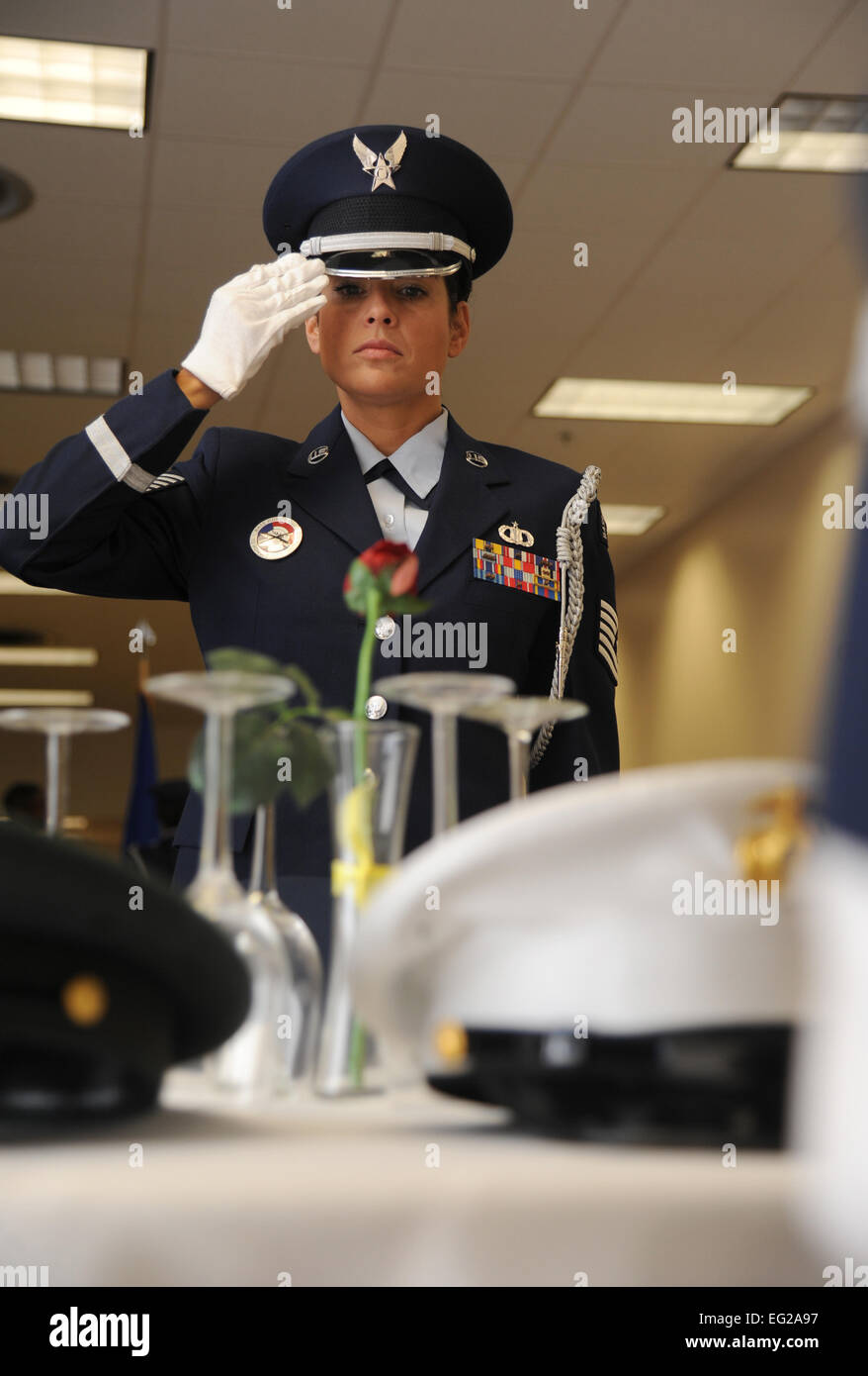 Tech. Le Sgt. Kristy Crespo, Garde d'honneur de Keesler, rend hommage à un prisonnier de guerre/Missing in action table de cérémonie lors d'une session de formation le 26 juin 2013, à l'Armoire chambre, base aérienne de Keesler, mademoiselle Kemberly Groue Banque D'Images