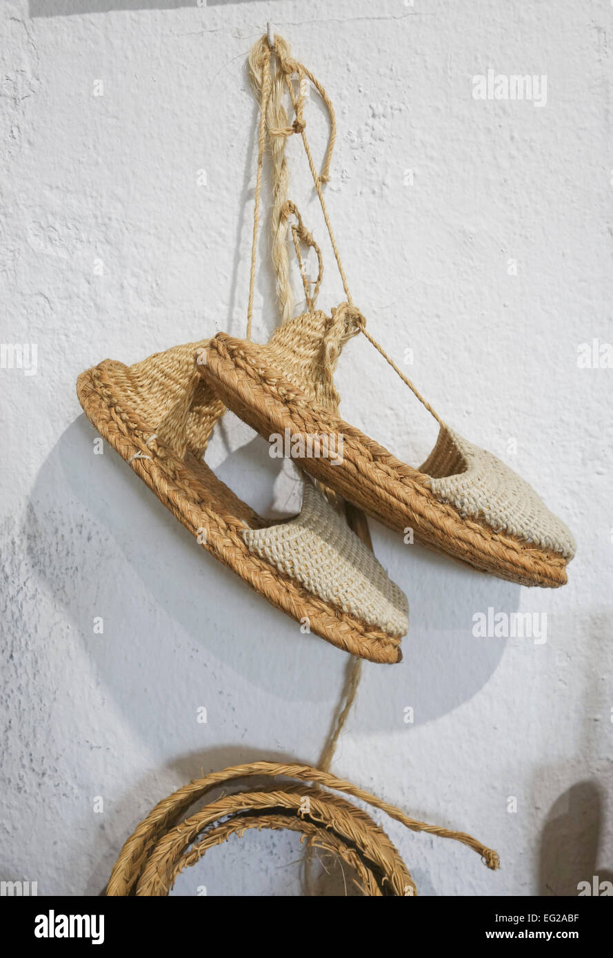 Une paire d'espadrilles, faite de sparterie, halfah, herbe ou herbe sparterie Musée ethnologique à Mijas, Andalousie, espagne. Banque D'Images