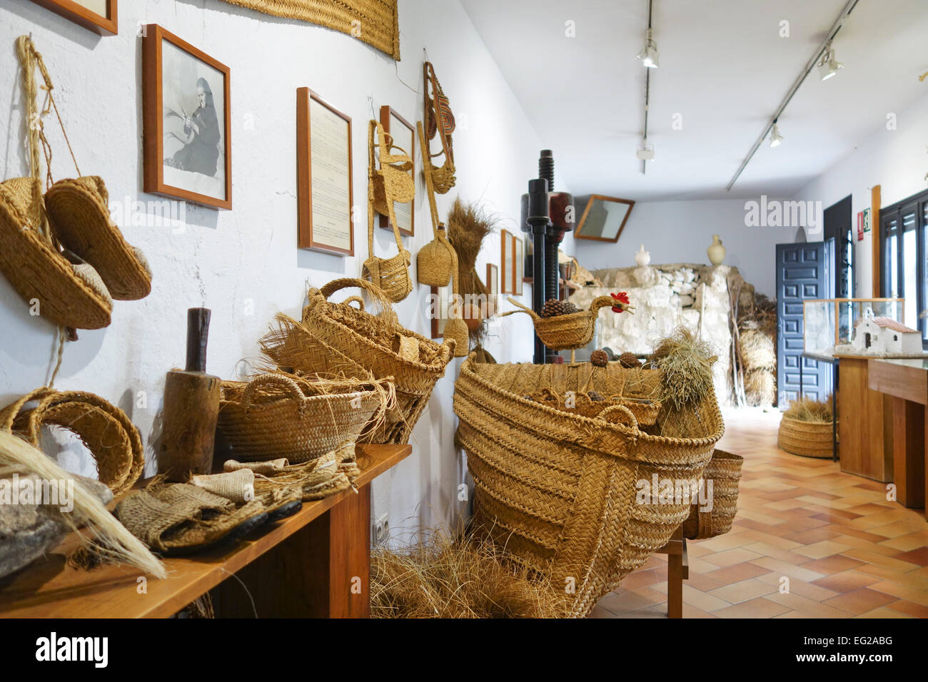 Plusieurs produits en sparterie, halfah, herbe ou herbe sparterie Musée ethnologique à Mijas, Andalousie, espagne. Banque D'Images