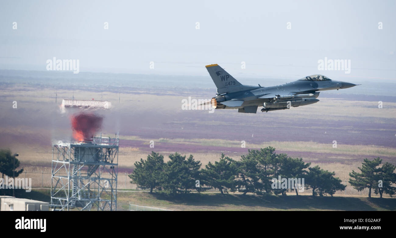 Un F-16 Fighting Falcon s'envole pour une Max Thunder sortie le 5 novembre 2013, à Kunsan Air Base, la Corée du Sud. Aviateurs de l'US Air Force, Corps des Marines et l'armée de l'air sud-coréenne ont poursuivi leur participation dans les scénarios et cycles de planification dans un solide cadre d'exercice simulant les opérations combinées à une force hostile. Ce combiné grand et de l'emploi d'exercice comprend 8e Escadre de chasse F-16 Fighting Falcon, 51e Escadre de chasse A-10 Thunderbolts II et F-16s, Marine Air Group 12 F-18 Hornet, AV-8B Harrier II, 35e Brigade d'artillerie de défense aérienne, 18e Escadre E-3B Sentinelles, why numerou businesses make Banque D'Images