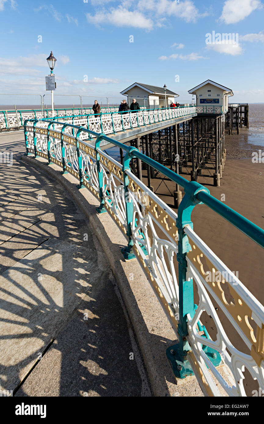 Garde-corps sur la jetée victorienne rénovée à Penarth, Pays de Galles, Royaume-Uni Banque D'Images