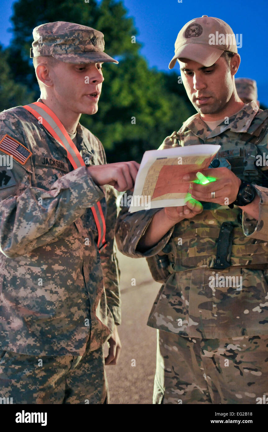 La CPS de l'armée américaine. Justin Jackson, la Compagnie Alpha, 179, U.S. Air Force et Tech. Le Sgt. Larry Mansell, échanger de l'information à un point de contrôle pendant la nuit dans Moore, Oklahoma, le 22 mai 2013. Les postes de contrôle ont été mis en place dans toute la ville pour assurer la sécurité des résidents et la sécurité après le terrible tornade qui a frappé le 20 mai 2013. par le sergent. Hayworth Caroline Banque D'Images