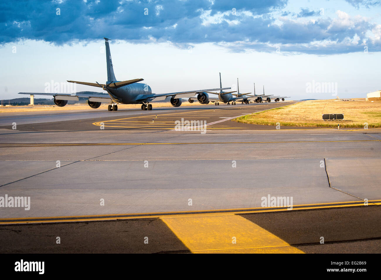 KC-135 Stratotankers taxi jusqu'à la piste pendant un exercice de préparation opérationnelle, le 22 août 2014, à Fairchild Air Force Base, dans l'état de l'exercice a permis aux 92e et 141e Escadre de ravitaillement en vol des unités d'intégration de la Force totale de tester et d'évaluer leurs capacités de ravitaillement en vol réceptif et de soutien opérationnel pour des missions militaires dans le monde entier. Le s.. Benjamin W. Stratton Banque D'Images