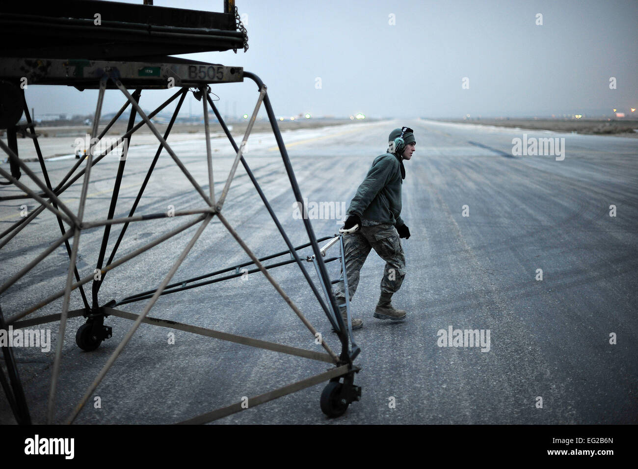 Navigant de première classe Jordanie Berarducci fait glisser un stand de maintenance en position avant d'inspecter les niveaux d'huile moteur sur un C-5M Super Galaxy 27 janvier 2013, au Camp Marmal, Afghanistan. L'aéronef est affecté au 436e Airlift Wing à Dover Air Force Base, Del., et est déployée en avant pour aider à la rotation prévue de deux groupes de travail de l'aviation de l'armée américaine. L'entretien d'un aéronef est Berarducci apprenti affecté à la 436e Airlift Wing à Douvres AFB, Del. Tech. Le Sgt. Gyokeres Parker Banque D'Images