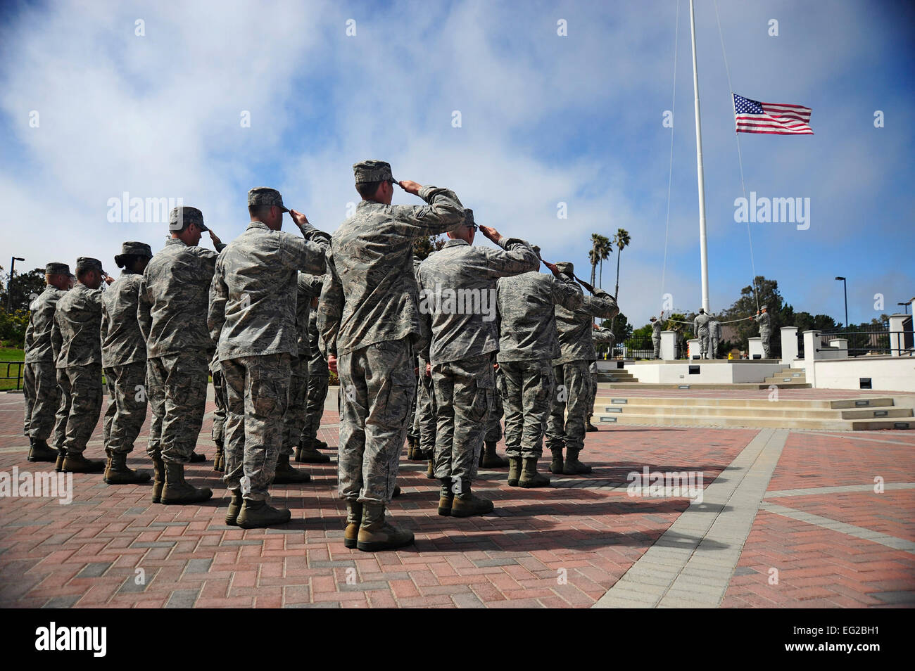 Les membres de la 30e Escadre l'espace personnel de l'aile les organismes procèdent à une retraite cérémonie à Vandenberg Air Force Base, en Californie, le 29 juin 2012. Une cérémonie de retraite signifie la fin de la journée de travail, et rend hommage au drapeau des États-Unis. Michael Peterson Banque D'Images