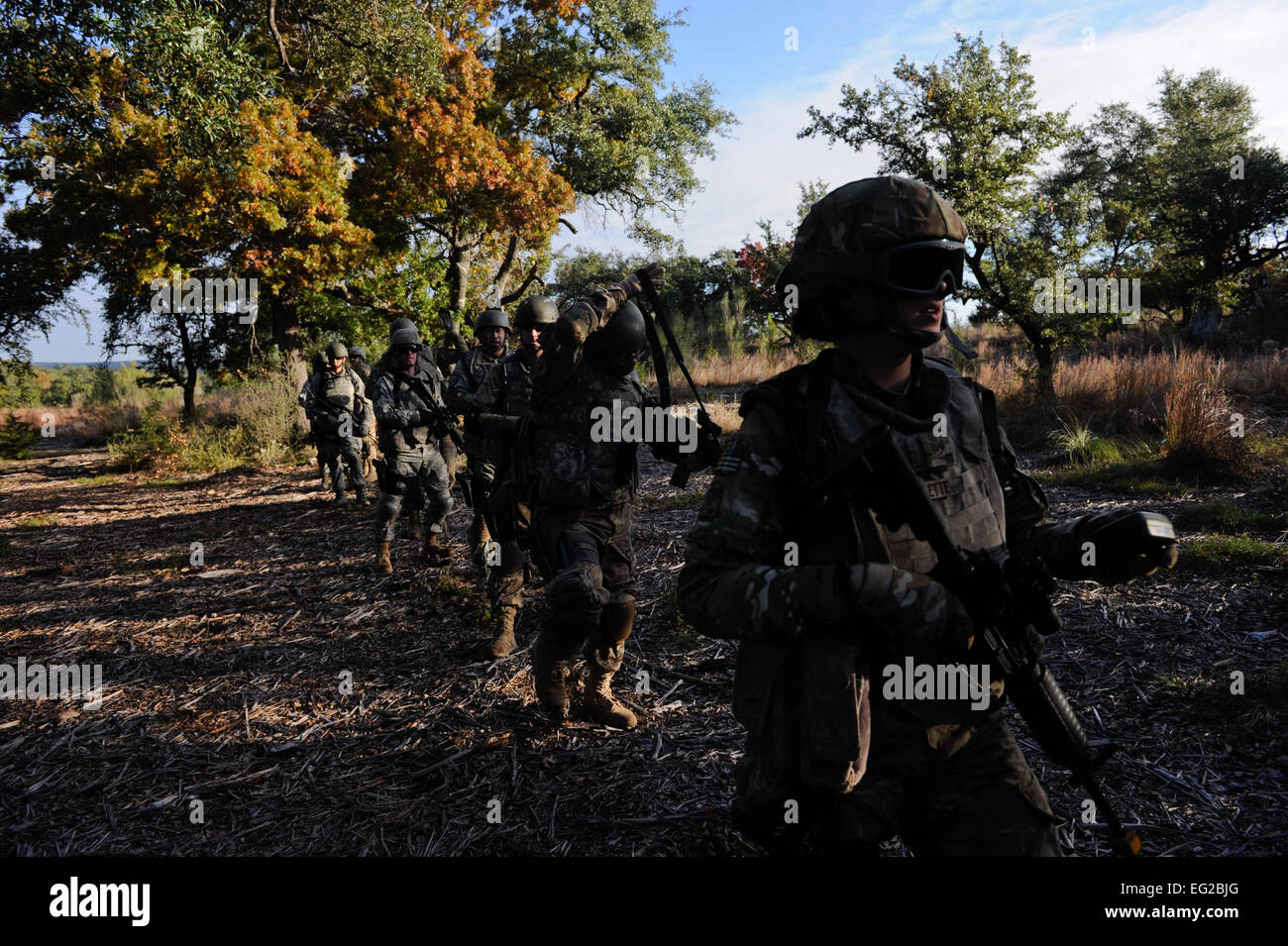 Le s.. Michelle Gillette, lutte contre la formation des aviateurs, l'étudiant se prépare à mener son groupe au cours de leur domaine d'exercice de formation sur Joint Base San Antonio-Camp Bullis, Texas, 19 novembre 2013. CAST a été conçu par l'éducation et de la formation de l'Air commande pour normaliser la formation de combat pré-déploiement pour les membres de la Force aérienne. Un membre de la 1re classe David R. Cooper Banque D'Images