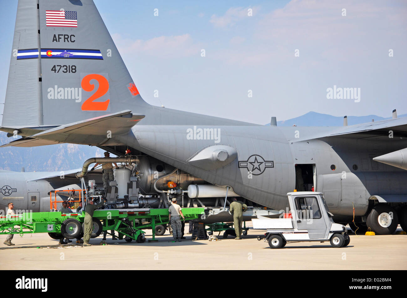 Les réservistes de l'Armée de l'air affecté à la 302e Airlift Wing charger un U.S. Forest Service aéroporté modulaire de l'unité du système de lutte contre l'incendie sur un C-130 Hercules à la base aérienne Peterson, au Colorado, le 24 juin 2012. La 302e Escadre de transport aérien a été chargé par le National Interagency Fire Center pour soutenir les missions d'incendie aérienne dans la région des Rocheuses. Ann Skarban Banque D'Images