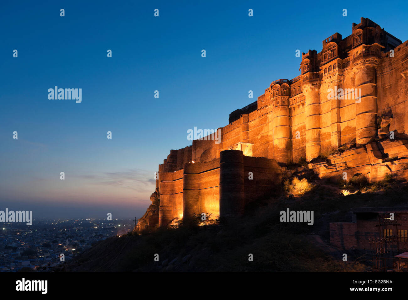 Jodhpur, Rajasthan, Inde. Fort Mehrangarh et la ville ci-dessous, dusk Banque D'Images