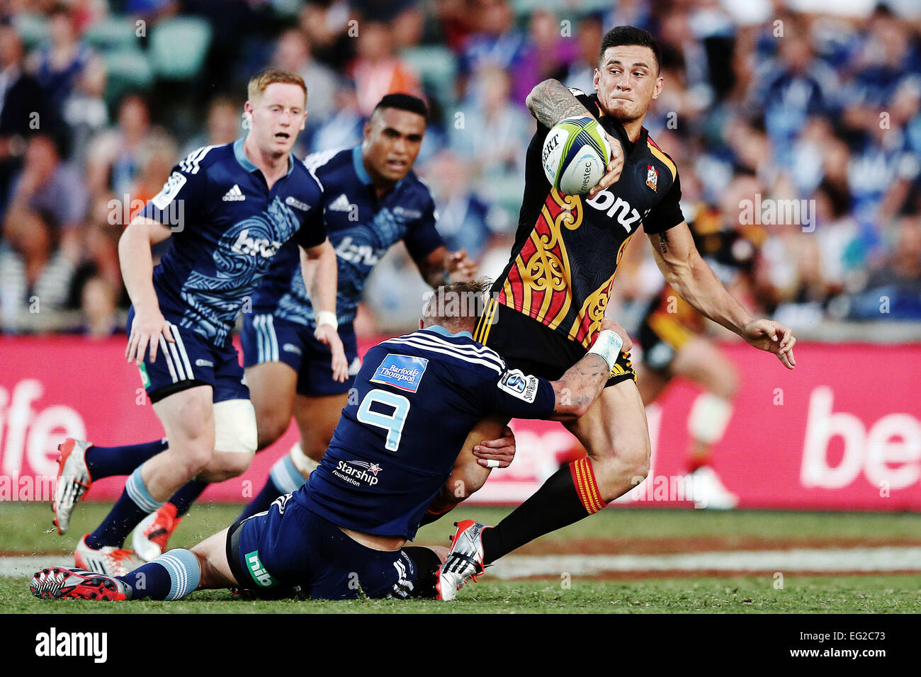 Auckland, Nouvelle-Zélande. Feb 14, 2015. Sonny Bill Williams des chefs avec une cargaison dans l'attaquer à partir de Jimmy Cowan du Blues. Super match de rugby, Blues (Auckland), par rapport aux chefs (Hamilton) au stade QBE, Auckland, Nouvelle-Zélande. Samedi 14 février 2015. Les chefs a manqué les gagnants par 18-23 dans un derby. © Plus Sport Action/Alamy Live News Banque D'Images