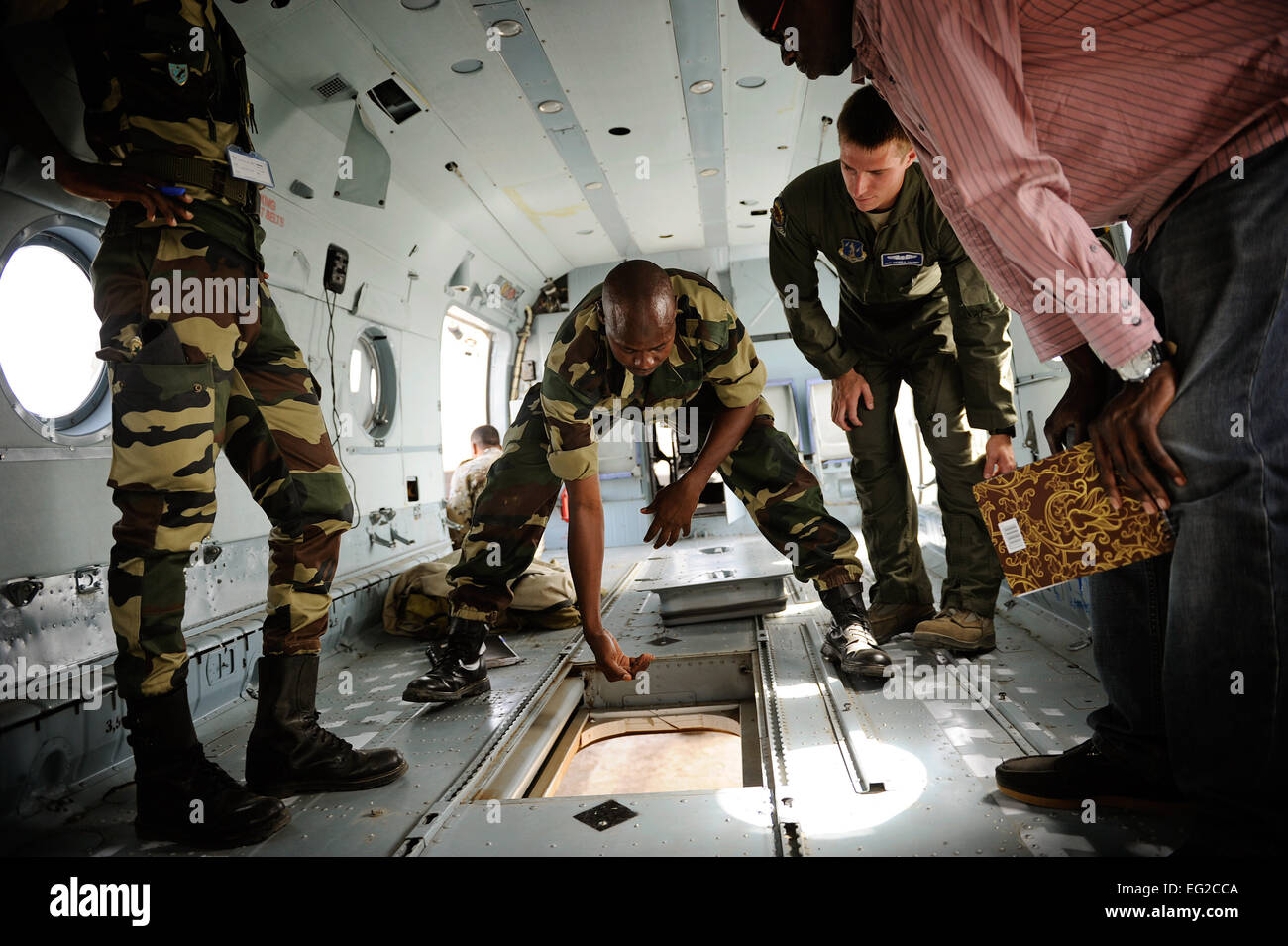 Un aviateur de l'armée de l'air sénégalaise explique au Sergent. Calaway Steven comment ils utilisent l'hélicoptère Mi-17 à charge sous élingue cargaison durant les forces aériennes américaines en Europe et de l'Air sud conduire le Partenariat africain le 17 juin 2014, vol, à Dakar, Sénégal. AFAFRICA USAFE-aviateurs sont au Sénégal pour l'APF, un programme conçu pour améliorer la communication et l'interopérabilité entre les partenaires régionaux en Afrique. Les partenaires de l'Afrique : le Sénégal, le Togo, le Burkina Faso, le Bénin, le Ghana, la Mauritanie, le Nigéria et le Niger avec les États-Unis en facilitant le programme. Un arrimeur est Calaway avec la 115e Airlift Sq Banque D'Images