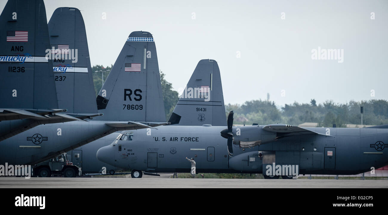 86e Escadron de maintenance des aéronefs d'aviateurs remorquer un 37e Escadron de transport aérien C-130J Super Hercules en position pour l'exploitation au cours du javelot constant II sur base aérienne de Ramstein, en Allemagne, 3 septembre 2014. Constance II Javelin américain prépare, alliés de l'OTAN et la sécurité européenne partenaires de mener des opérations terrestres unifiée grâce à la combinaison simultanée d'offensive, défensive, et les opérations de stabilisation adaptés à la mission et de l'environnement, et de maintenir l'interopérabilité avec les pays partenaires. La Jordanie Castelan Navigant de première classe Banque D'Images