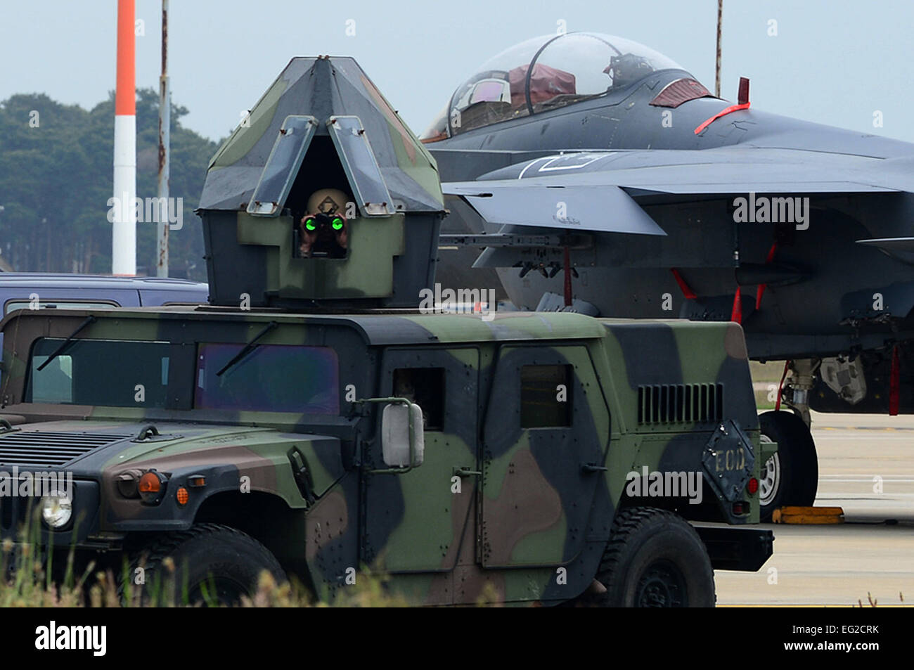 Navigant de première classe Jessie Ralls sondages le territoire autour de munitions non explosées au sommet d'un véhicule blindé au cours d'un exercice de Phase II le 18 juin 2013, à la Royal Air Force Lakenheath, Angleterre. L'essai d'aviateurs sur leurs compétences et leur volonté de s'assurer qu'ils sont préparés pour des événements. Ralls est un 48e Escadron de Génie Civil des explosifs et munitions apprenti. Navigant de première classe Dana J. Butler Banque D'Images