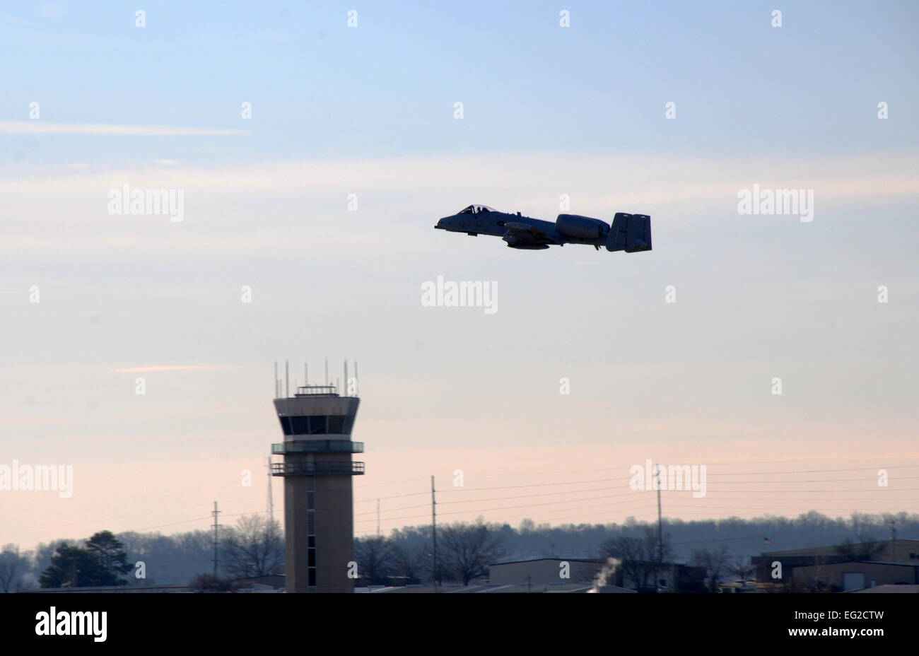 Le Lieutenant-colonel de l'US Air Force John Gonzales prend pour le ciel le 11 février 2014, à la base de la Garde nationale aérienne descendante, Ark. Gonzales livré No 649, un A-10C Thunderbolt II, à Moody Air Force Base, en Géorgie, dans le cadre de la 188e Escadre de chasse sur la conversion d'un A-10 mission à un aéronef, l'intelligence et le ciblage de la mission. Gonzales est un commandant de l'Escadron de soutien de la 23e. John Hillier Senior Airman Banque D'Images