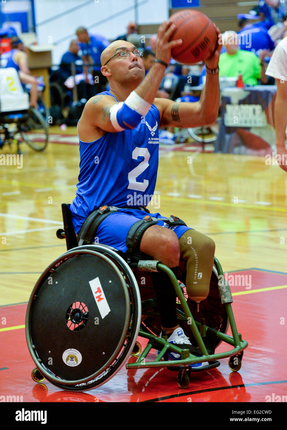 Le sergent-chef. Christopher Aguilera se réchauffe avant un match contre la marine dans le premier match de basketball en fauteuil roulant des Jeux 2014 Warrior le 29 septembre, 2014, au Centre d'Entraînement Olympique des États-Unis dans la région de Colorado Springs, au Colorado l'équipe de la Force aérienne a perdu 38-19 et jouera le U.S. Special Operations Command dans le tour suivant. U.S Air Force photo prise par le s.. Convient à Devon Banque D'Images