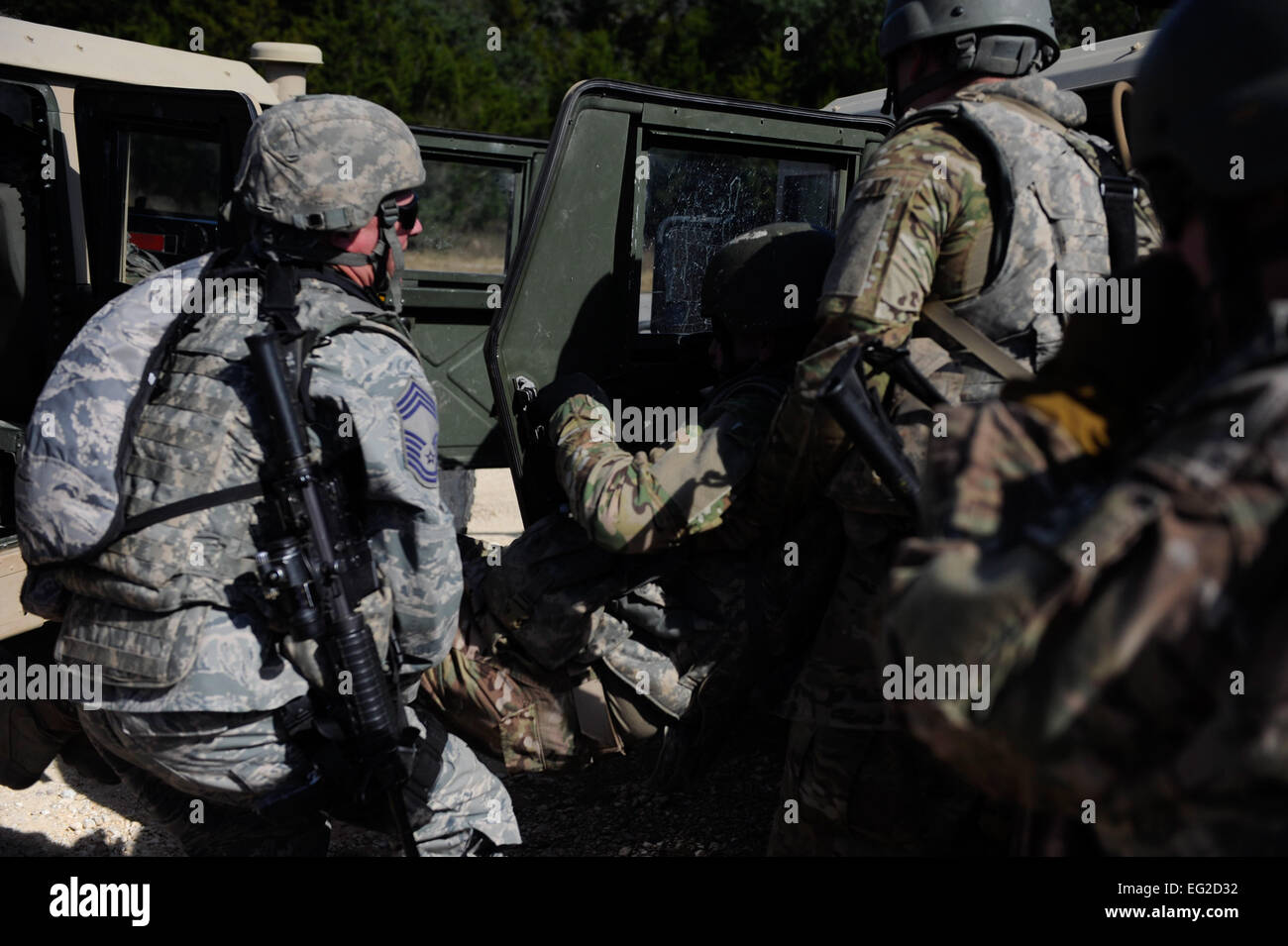 La lutte contre la formation des aviateurs transport étudiants une victime simulée sur un autre véhicule lors d'un exercice de démontage sur Joint Base San Antonio-Camp Bullis, Texas, novembre 18, 2013. CAST a été conçu par l'éducation et de la formation de l'Air commande pour normaliser la formation de combat pré-déploiement pour les membres de la Force aérienne. Un membre de la 1re classe David R. Cooper Banque D'Images