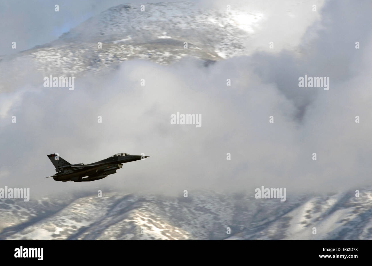 Un F-16 Fighting Falcon décolle de Hill Air Force Base, Utah le 15 décembre 2010, au cours d'un vol d'essai de routine. Hill AFB effectue des inspections multiples par jour afin de s'assurer que chaque F-16 est entièrement fonctionnel et prêt de la mission. Airman Allen Stokes Banque D'Images