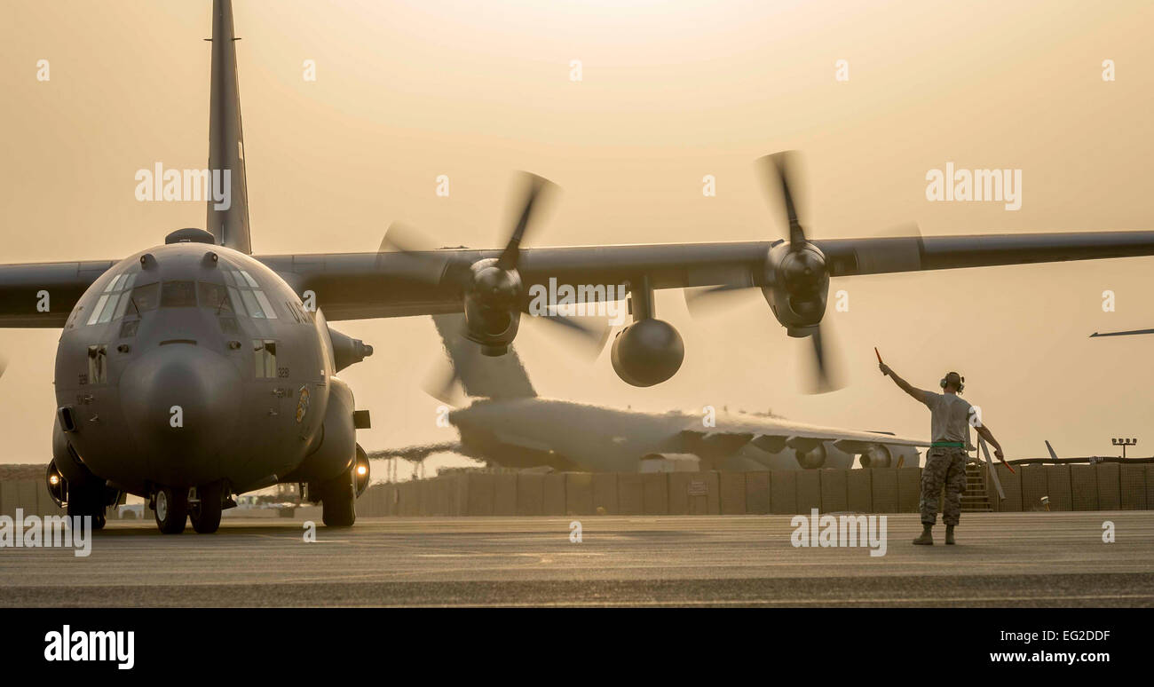 Le conseiller-maître Sgt. Kyle Klass maréchaux un C-130H Hercules du 934e Air Wing après qu'il a atterri à sa nouvelle maison le 12 septembre 2014, dans le sud-ouest de l'Asie. L'équipage sera stationné avec la 386e escadre expéditionnaire aérienne pour les quatre prochains mois, à l'appui de l'opération Enduring Freedom. Klass est le 386e Escadron de maintenance des aéronefs de la Force expéditionnaire du surintendant de la production dans le cas. Le s.. Jeremy Bowcock Banque D'Images