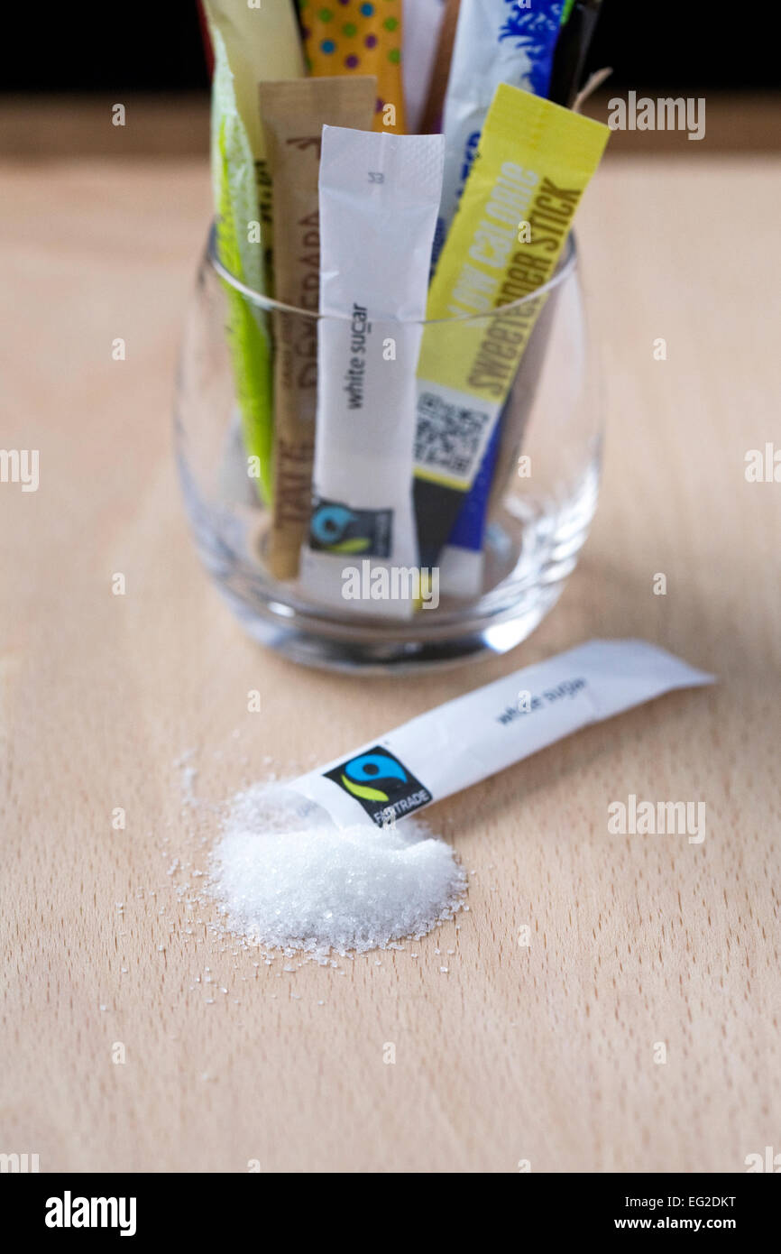 Stick de sucre blanc sur une planche de bois. Banque D'Images