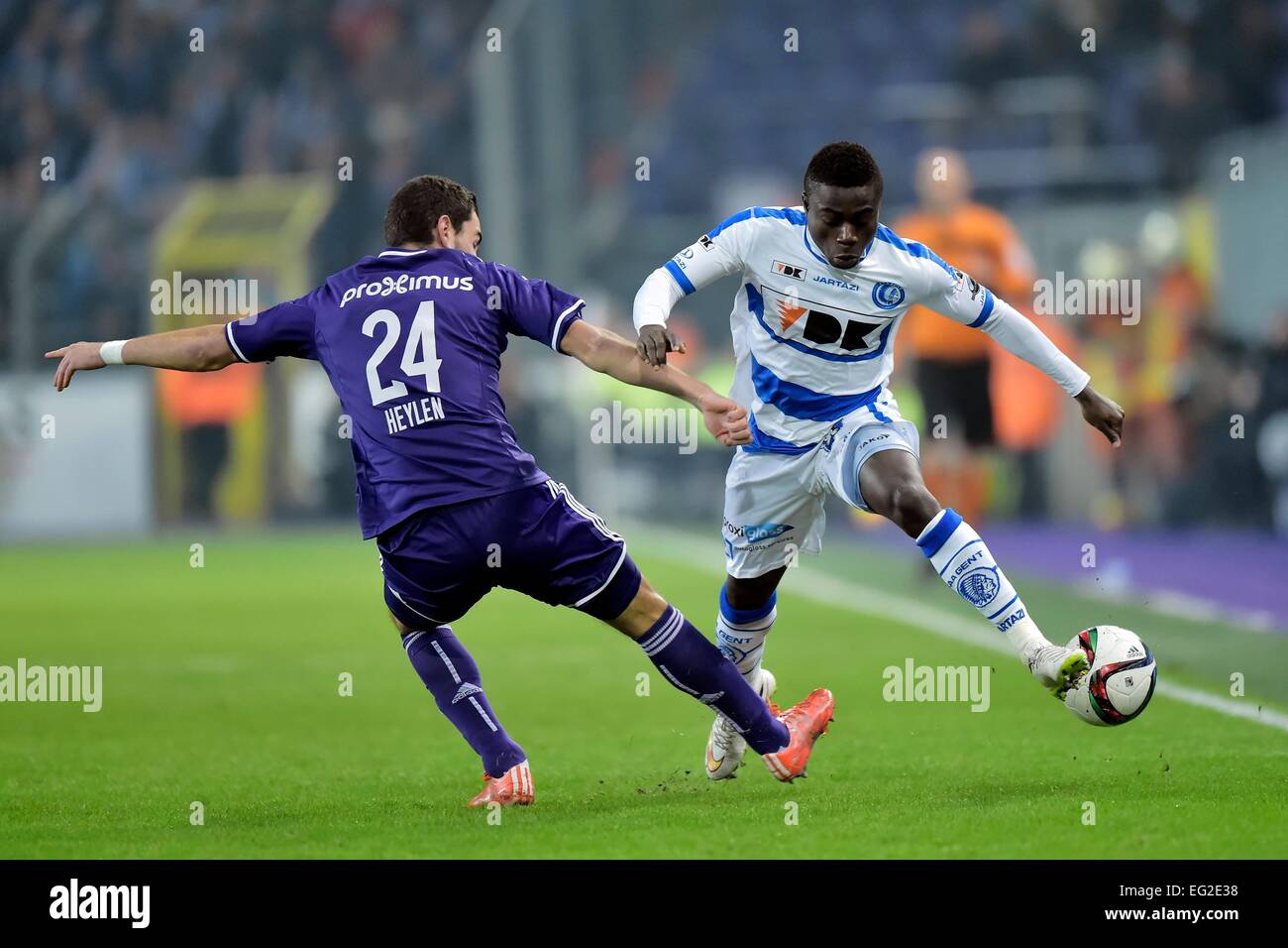 Anderlecht, Bruxelles, Belgique. 12 Février, 2015. Demi-finale de la Coupe de Belgique. Anderlecht et Gand. Avant de Simon Moïse KAA Gent défis Heylen Michael défenseur du RSC Anderlecht © Plus Sport Action/Alamy Live News Banque D'Images