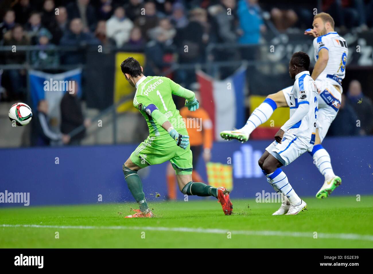 Anderlecht, Bruxelles, Belgique. 12 Février, 2015. Demi-finale de la Coupe de Belgique. Anderlecht et Gand. Silvio Proto gardien du RSC Anderlecht défis Depoitre Laurent en avant de KAA Gent © Plus Sport Action/Alamy Live News Banque D'Images