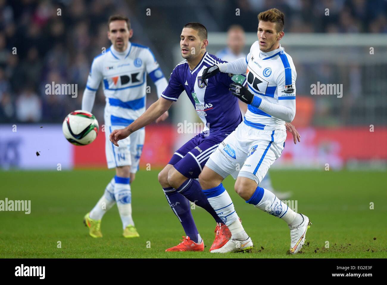 Anderlecht, Bruxelles, Belgique. 12 Février, 2015. Demi-finale de la Coupe de Belgique. Anderlecht et Gand. Aleksandar Mitrovic avant de RSC Anderlecht défis Gherson Rami défenseur de KAA Gent © Plus Sport Action/Alamy Live News Banque D'Images