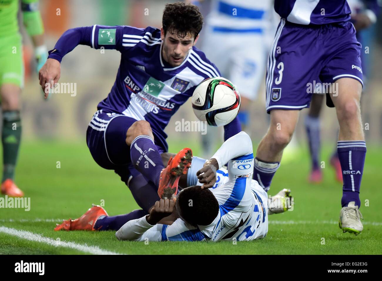Anderlecht, Bruxelles, Belgique. 12 Février, 2015. Demi-finale de la Coupe de Belgique. Anderlecht et Gand. Colin Maxime défenseur du RSC Anderlecht défis Simon Moïse de KAA Gent © Plus Sport Action/Alamy Live News Banque D'Images